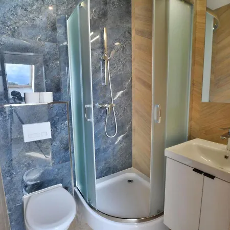 Right By The Sea, Apartman *